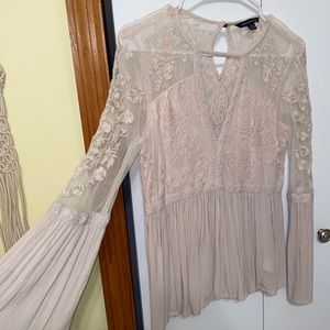 Lace belle sleeved top